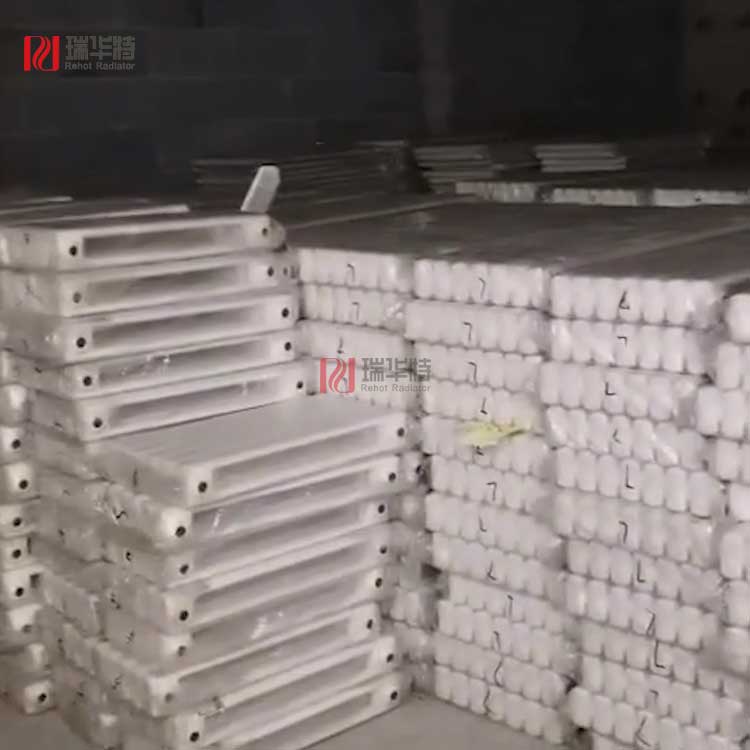 暖氣片運(yùn)輸至工地,點(diǎn)數(shù)確認(rèn)中